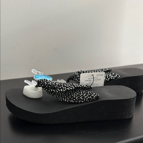 NWT Women's Black and White Flip Flops Sz 5/6 - Picture 6 of 6